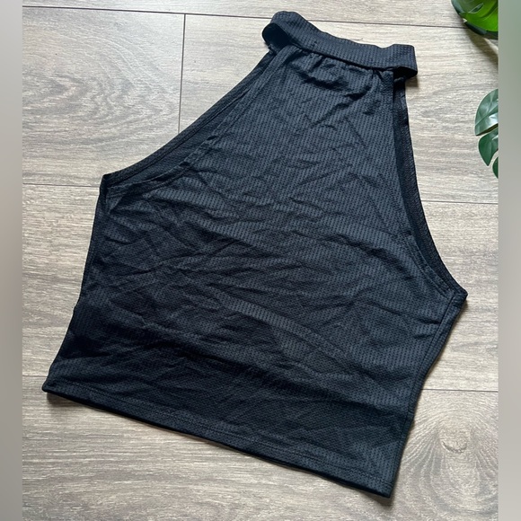 Demeanor cropped halter top with keyhole detail. Size m - Picture 4 of 6